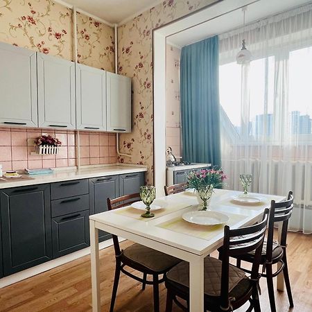 Cozy Three-Room Apartment With Mountain View Almaty Eksteriør billede
