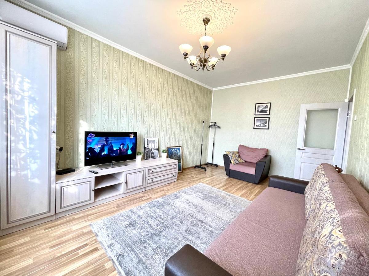 Cozy Three-Room Apartment With Mountain View Almaty Eksteriør billede