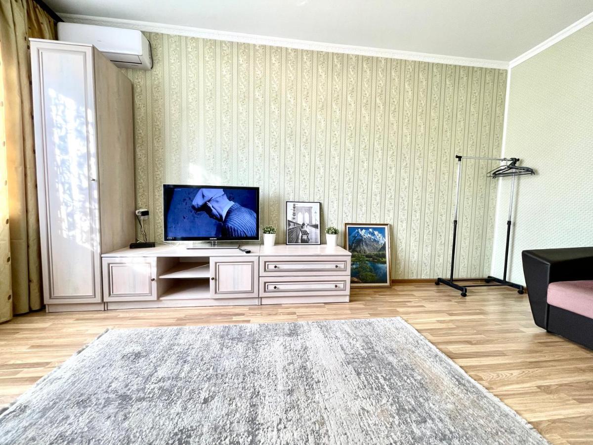 Cozy Three-Room Apartment With Mountain View Almaty Eksteriør billede
