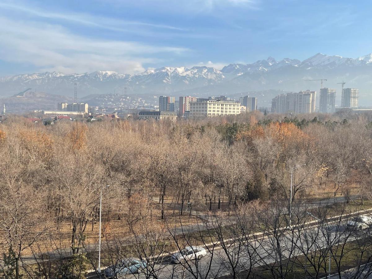 Cozy Three-Room Apartment With Mountain View Almaty Eksteriør billede