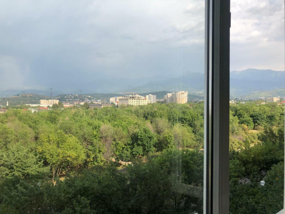 Cozy Three-Room Apartment With Mountain View Almaty Eksteriør billede